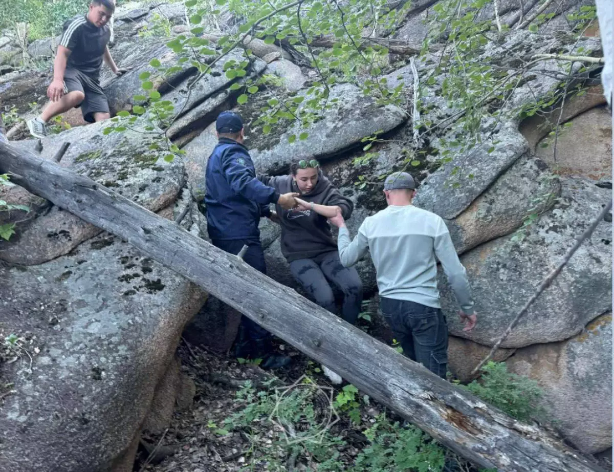 Четырех туристов спустили с горы спасатели Карагандинской области