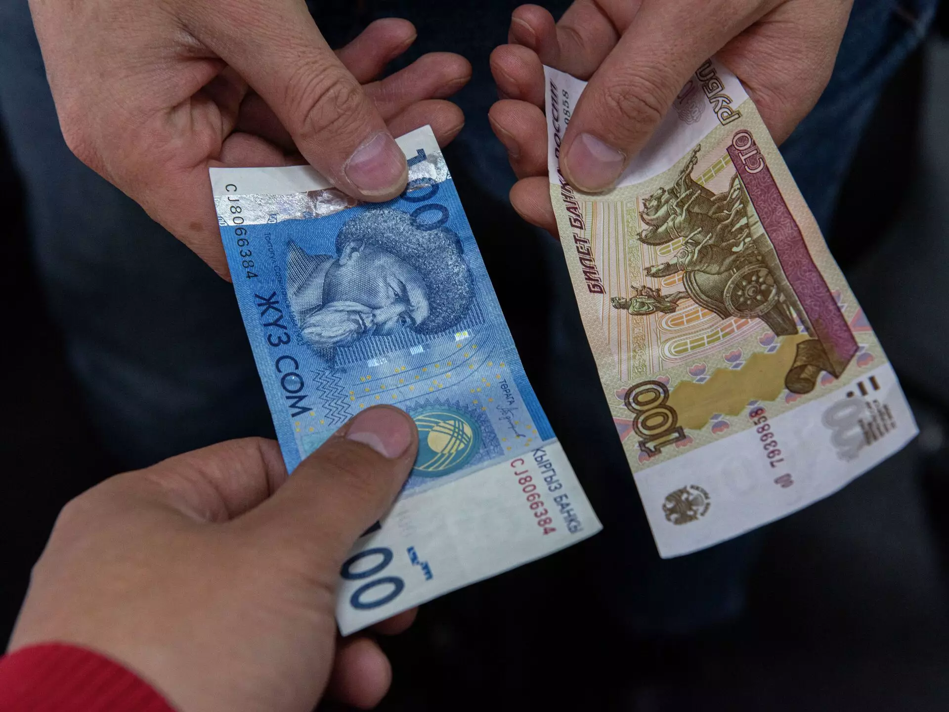 Некоторые банки Кыргызстана приостановили денежные переводы с Россией