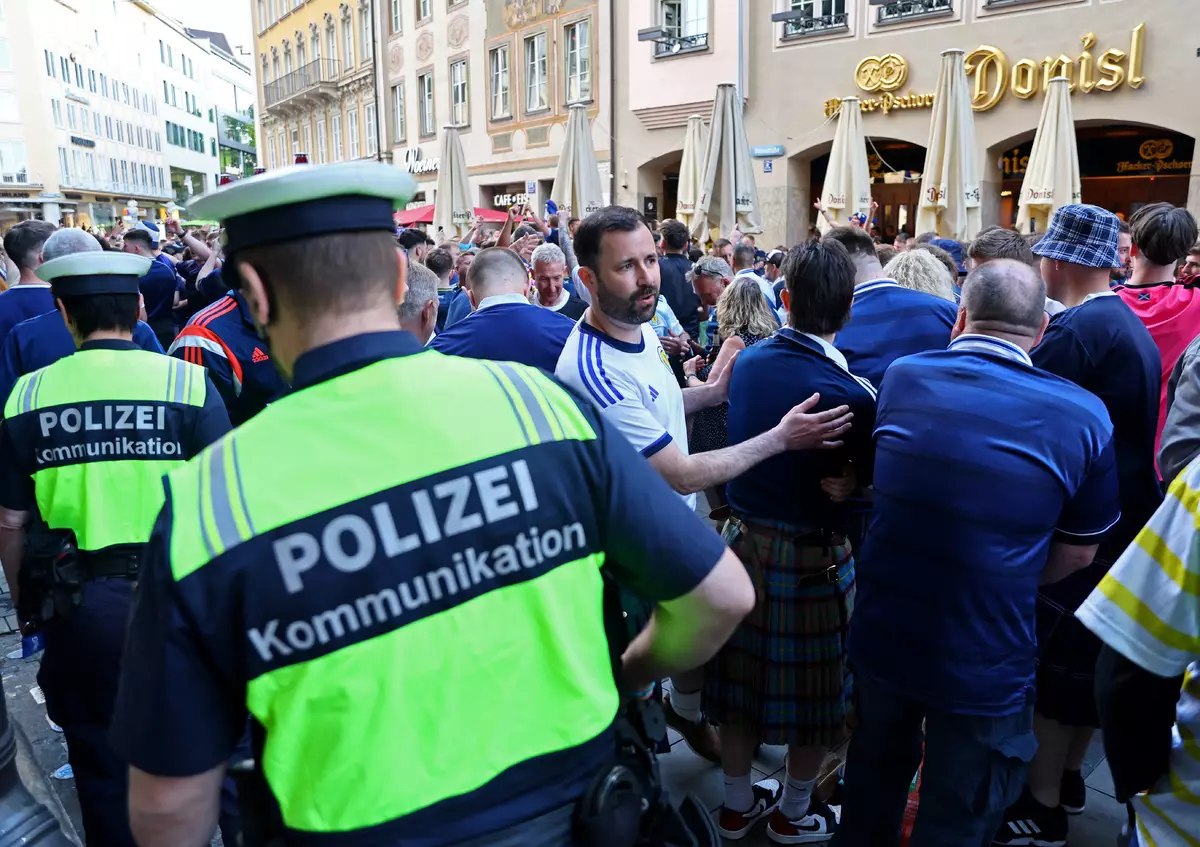 Полиция Германии предложила болельщикам заменить алкоголь каннабисом во время Евро-2024