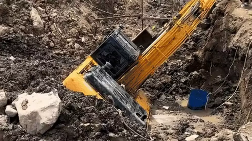 Экскаваторы увязли в грязи в горах Алматы снос дома обернулся ЧП