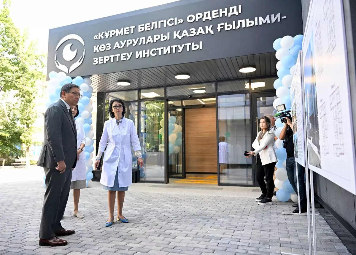Ерболат Досаев поздравил медиков в преддверии профессионального праздника