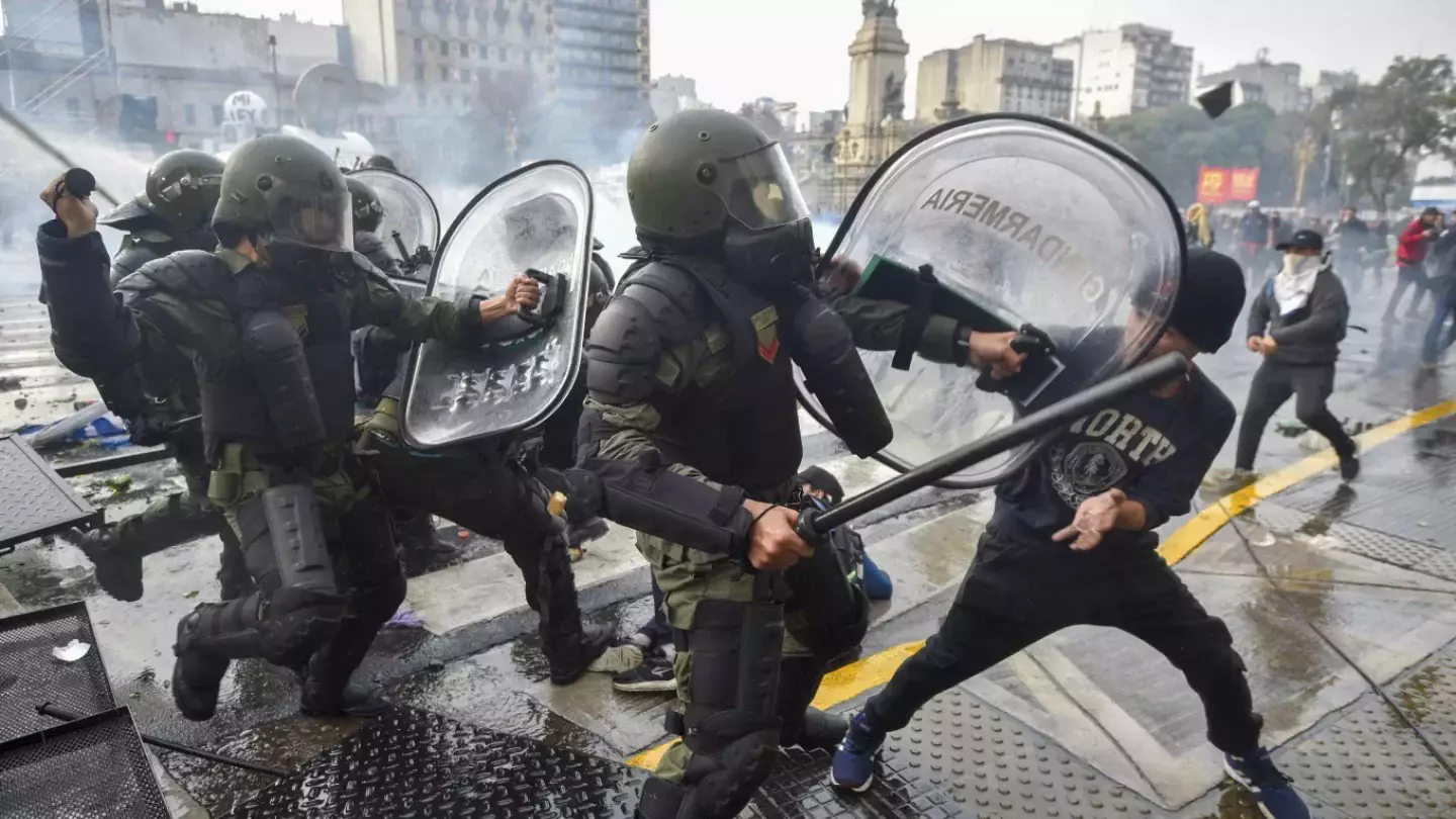 В столице Аргентины снова вспыхнули протесты против реформ президента Хавьера Милея