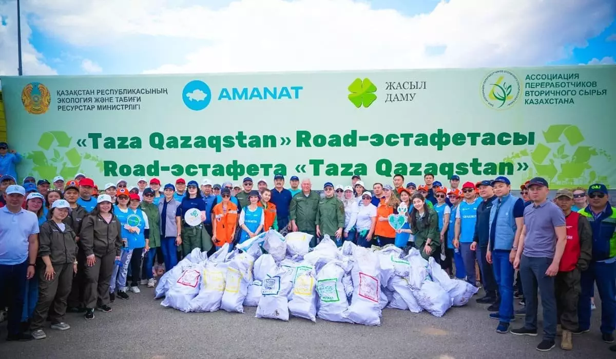 Road-эстафета «Таза Қазақстан»: 100 тонн мусора собрали активисты AMANAT и «Жастар Рухы»
