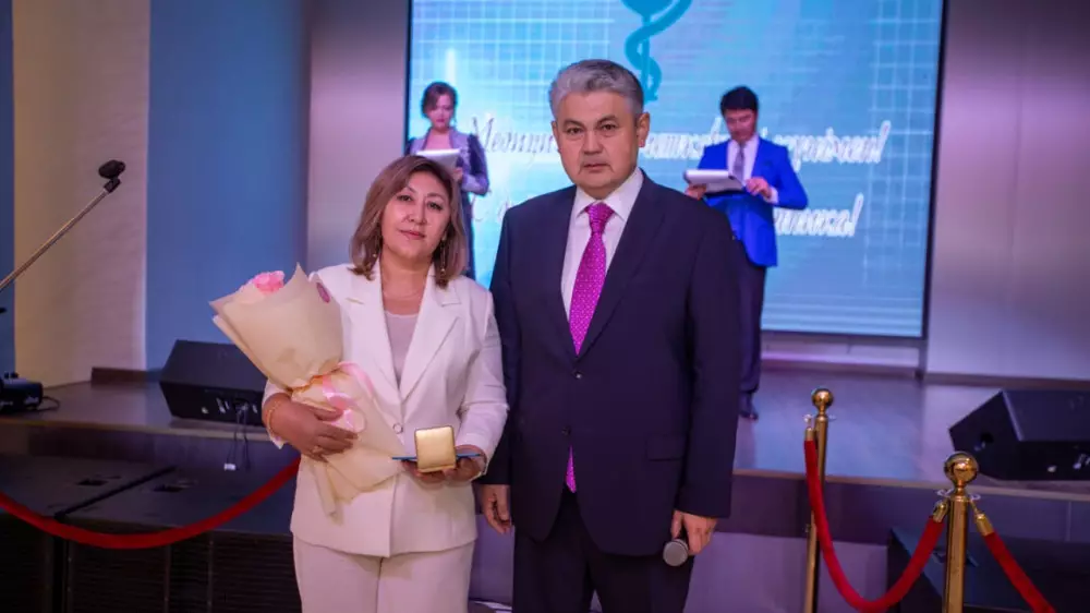 Аким ВКО Ермек Кошербаев вручил награды медицинским работникам региона