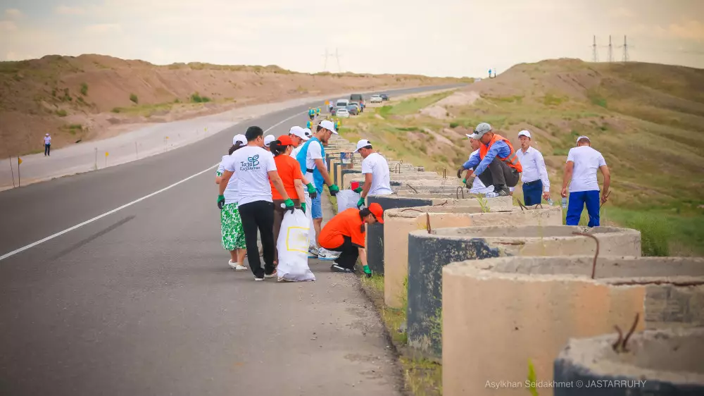 Road-эстафета "Таза Қазақстан": 100 тонн мусора собрали активисты Amanat