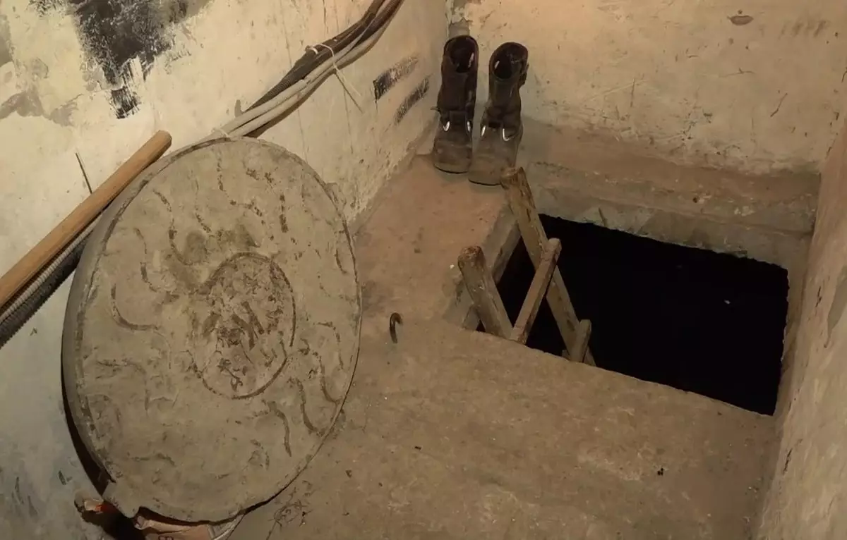Полная антисанитария: подвал многоэтажки затопило канализационными водами