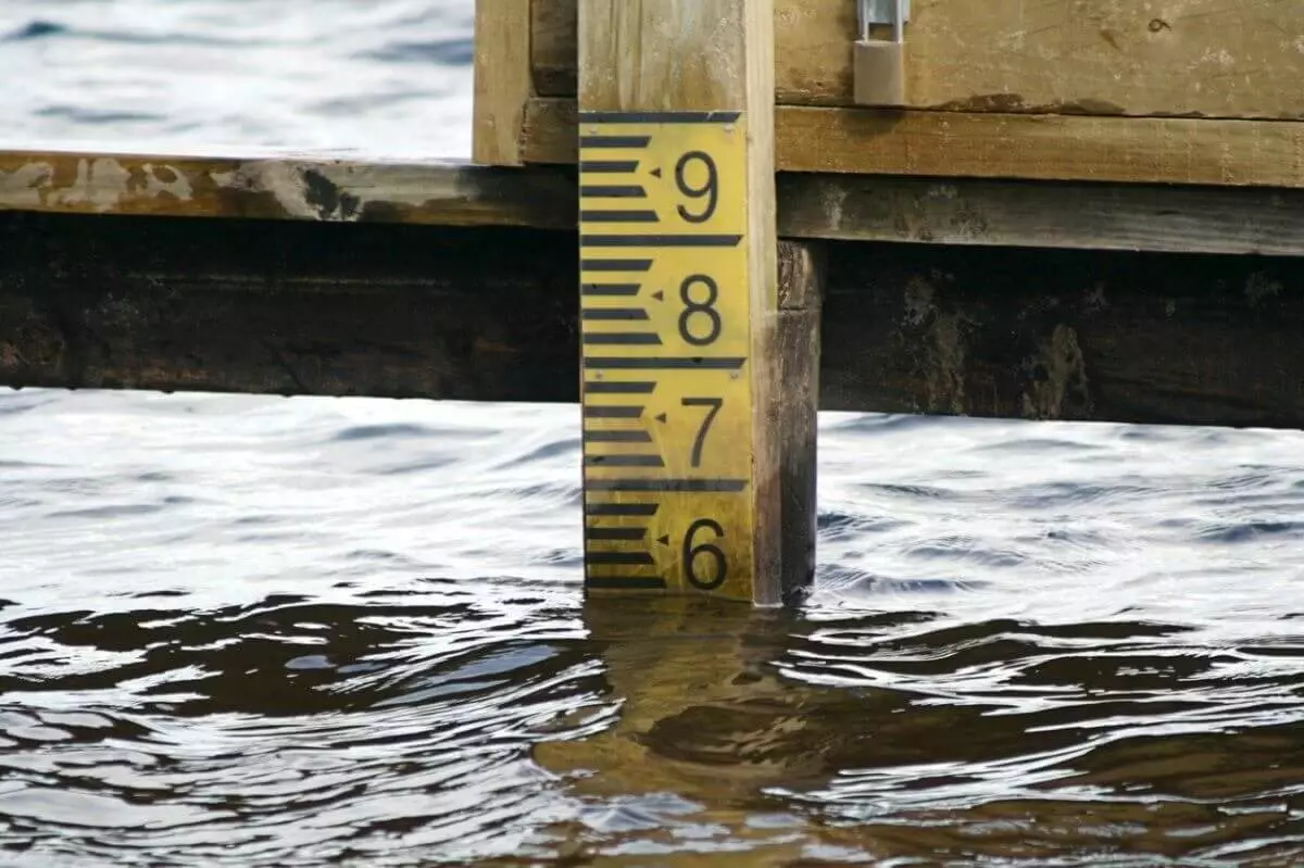 Местами все еще выше критического: уровень воды в реке Жайык снижается