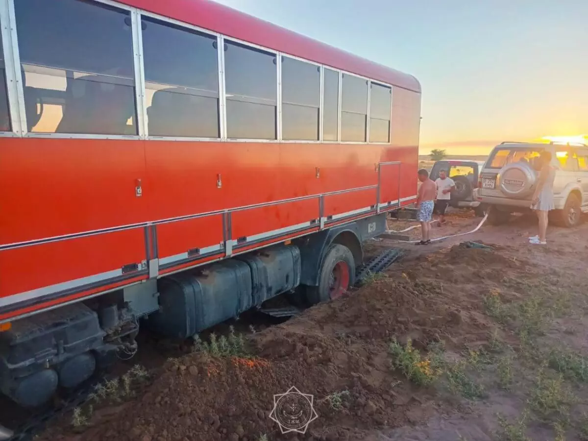 Автобус с британскими туристами застрял в песках в Алматинской области (ВИДЕО)