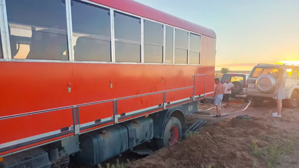 Спасатели пришли на помощь: автобус с британцами завяз в песке в Конаеве
