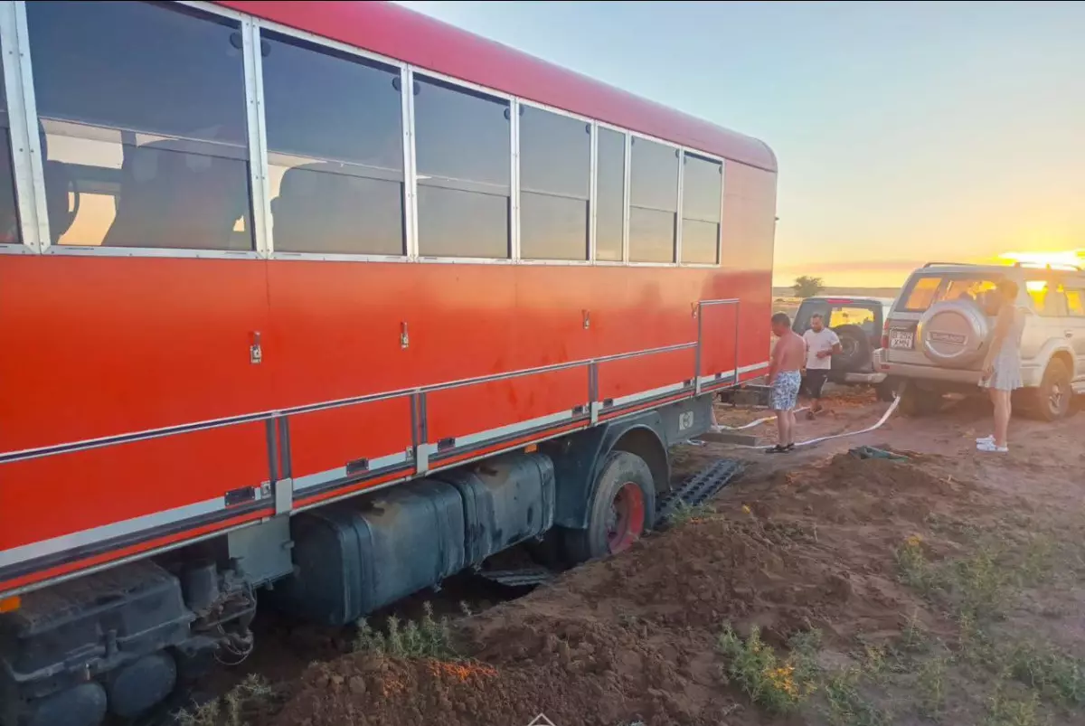 Автобус с британцами в Конаеве погряз в песке: спасатели пришли на помощь