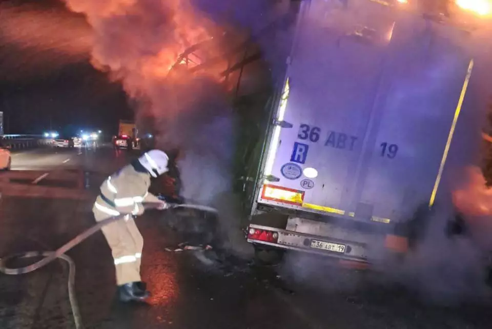 Грузовик загорелся на автодороге "Алматы-Хоргос"