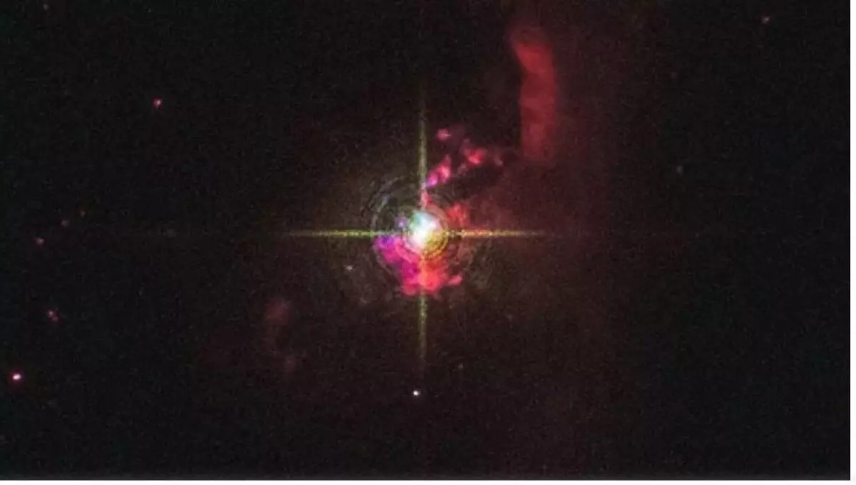 Телескоп Hubble показал звезду, состоящую из красного гиганта и белого карлика