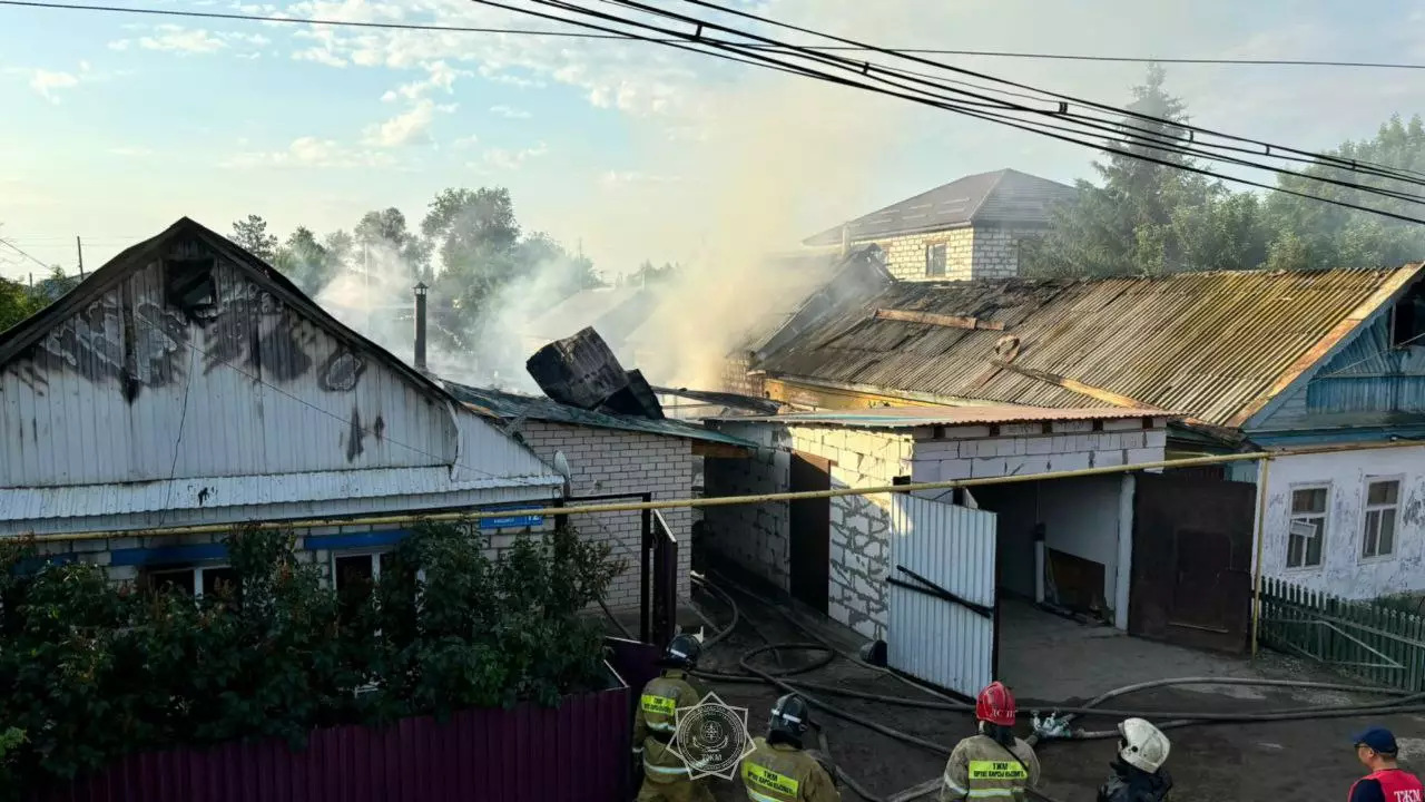 Дом сгорел в Актобе: хозяина-пенсионера госпитализировали
