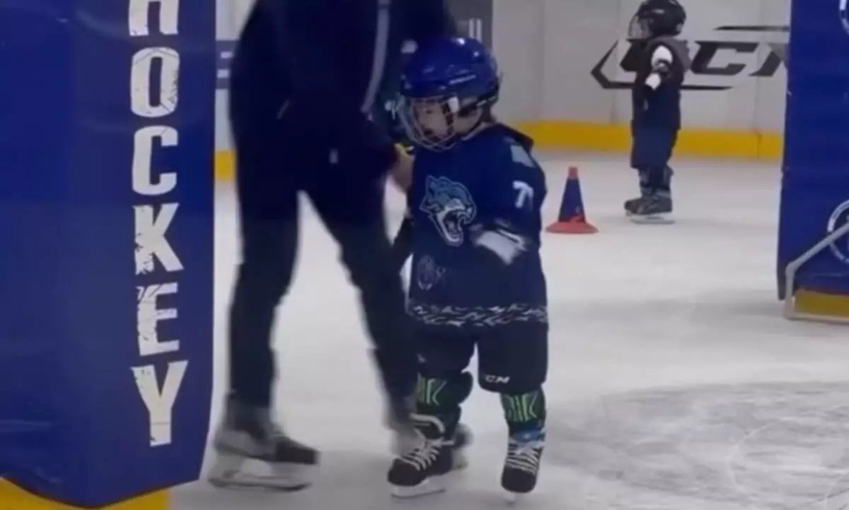 «Пингвинчик на коньках»: маленький хоккеист умилил Казнет