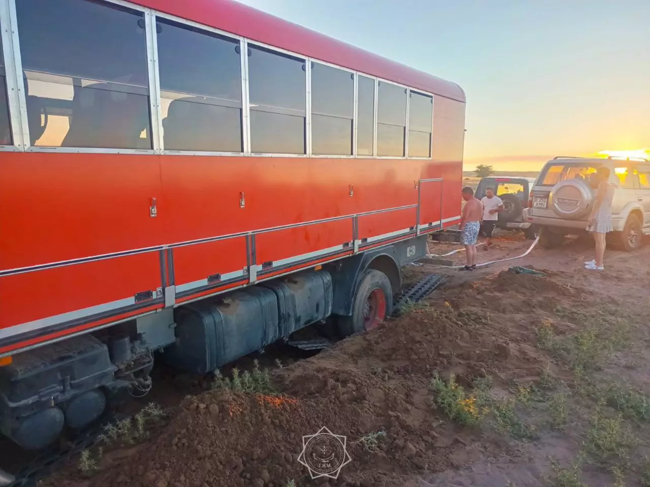Автобус с туристами из Великобритании застрял в Конаеве (ВИДЕО)