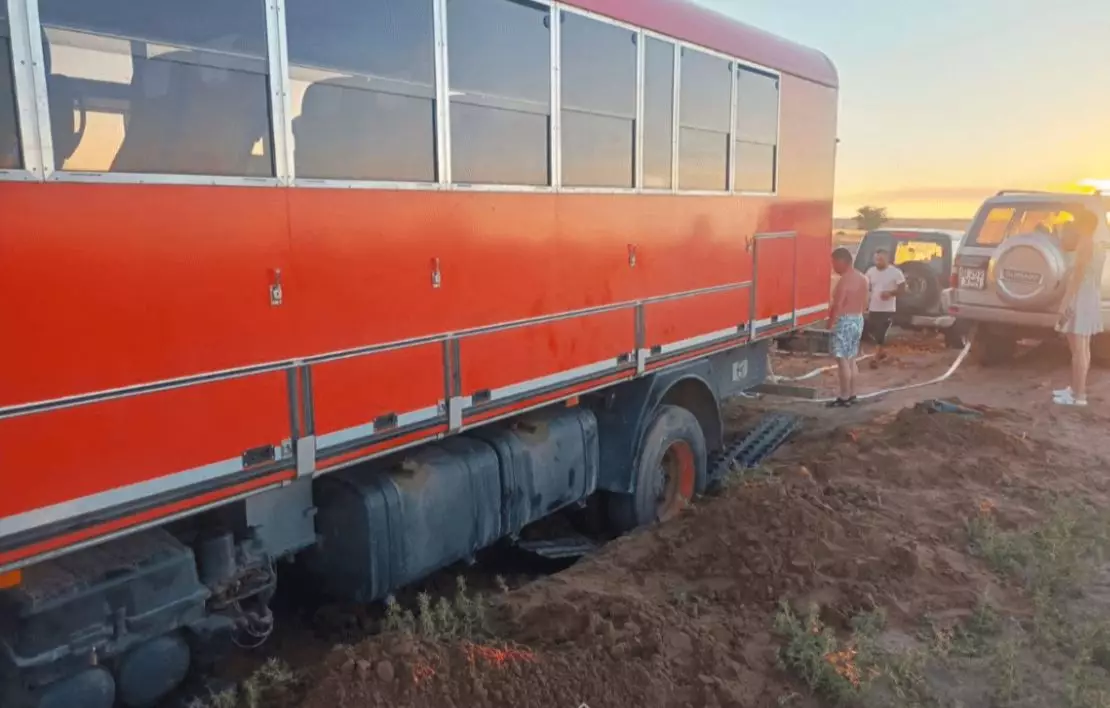 Алматы облысында шетелдік туристер мінген автобус құмнан шығарылды