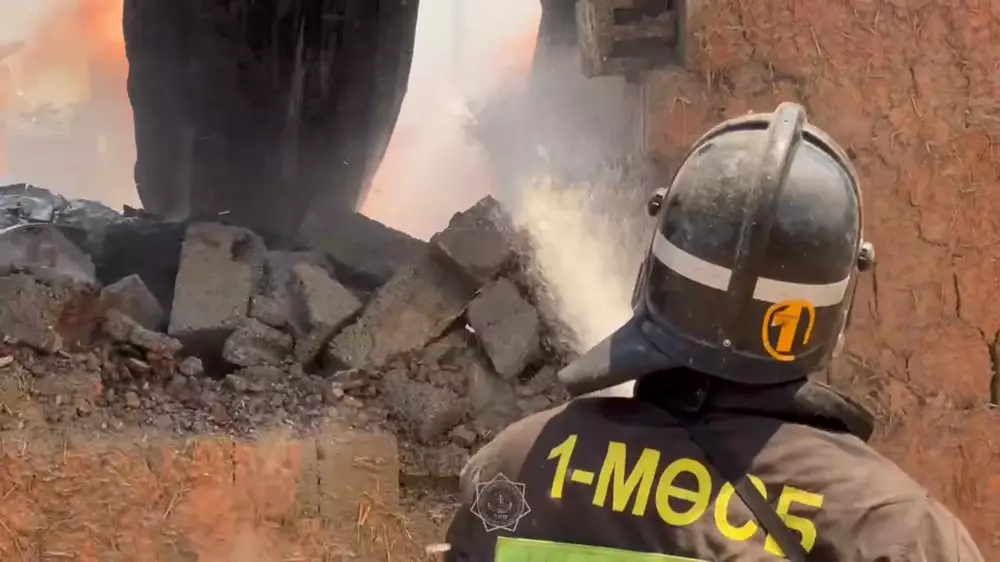 Работники пострадали при тушении пожара в мебельном цехе в Туркестане