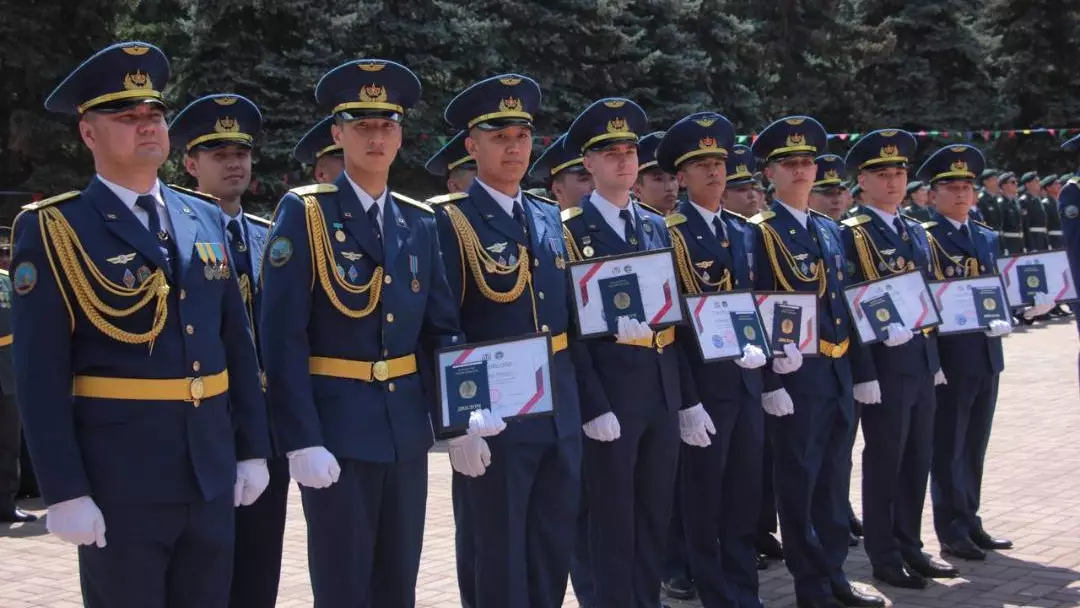 Первый выпуск офицеров радиоэлектронной разведки состоялся в военном институте Алматы