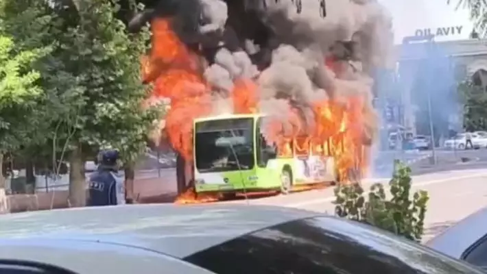 В Ташкенте сгорел пассажирский автобус Mercedes-Benz