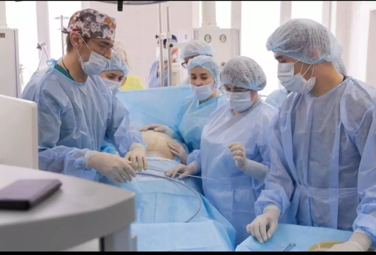 Казахстанские врачи практикуют операции на плоде в утробе матери