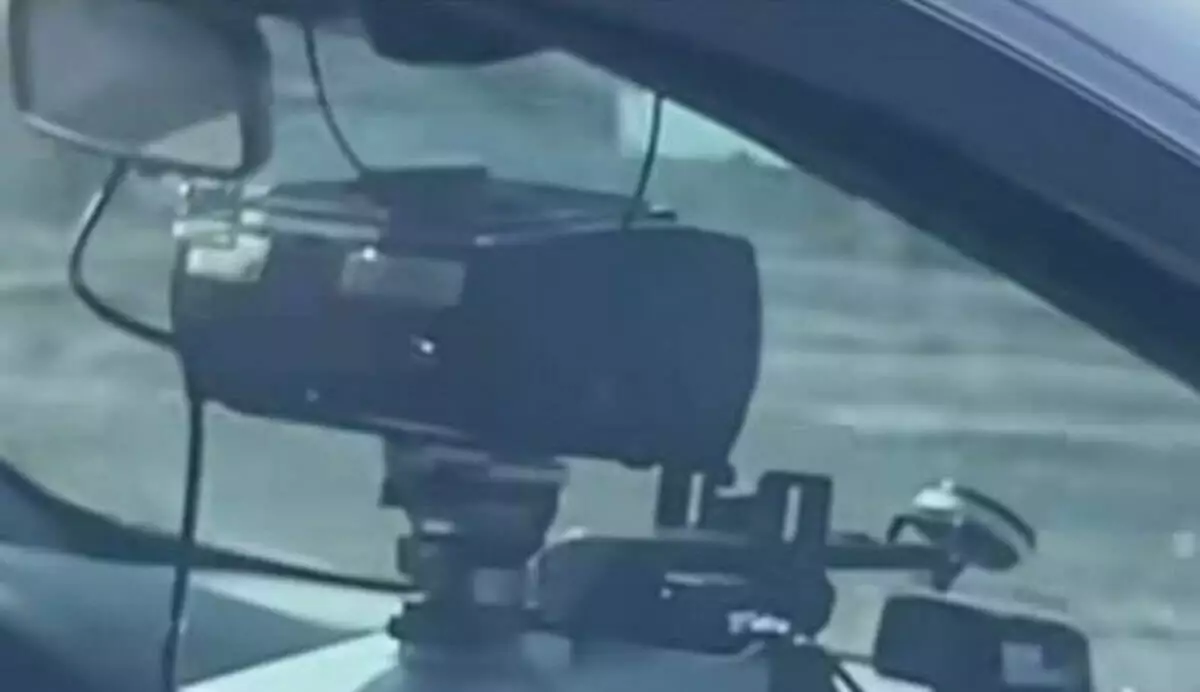 Атырау облысындағы тасжолда жасырын камера қойылған полиция көлігі көзге түсті
