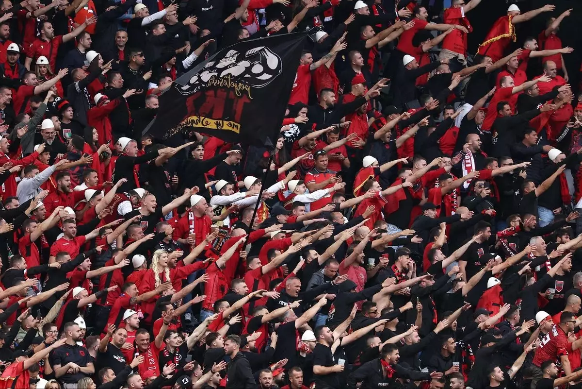 Албанские фанаты в шутку разломили спагетти на глазах итальянских болельщиков