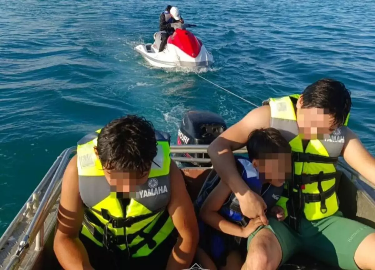 Три человека могли утонуть в озере Алаколь