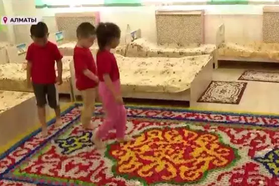 Ковёр из 7 тысяч крышек изготовили в детсаду Алматы