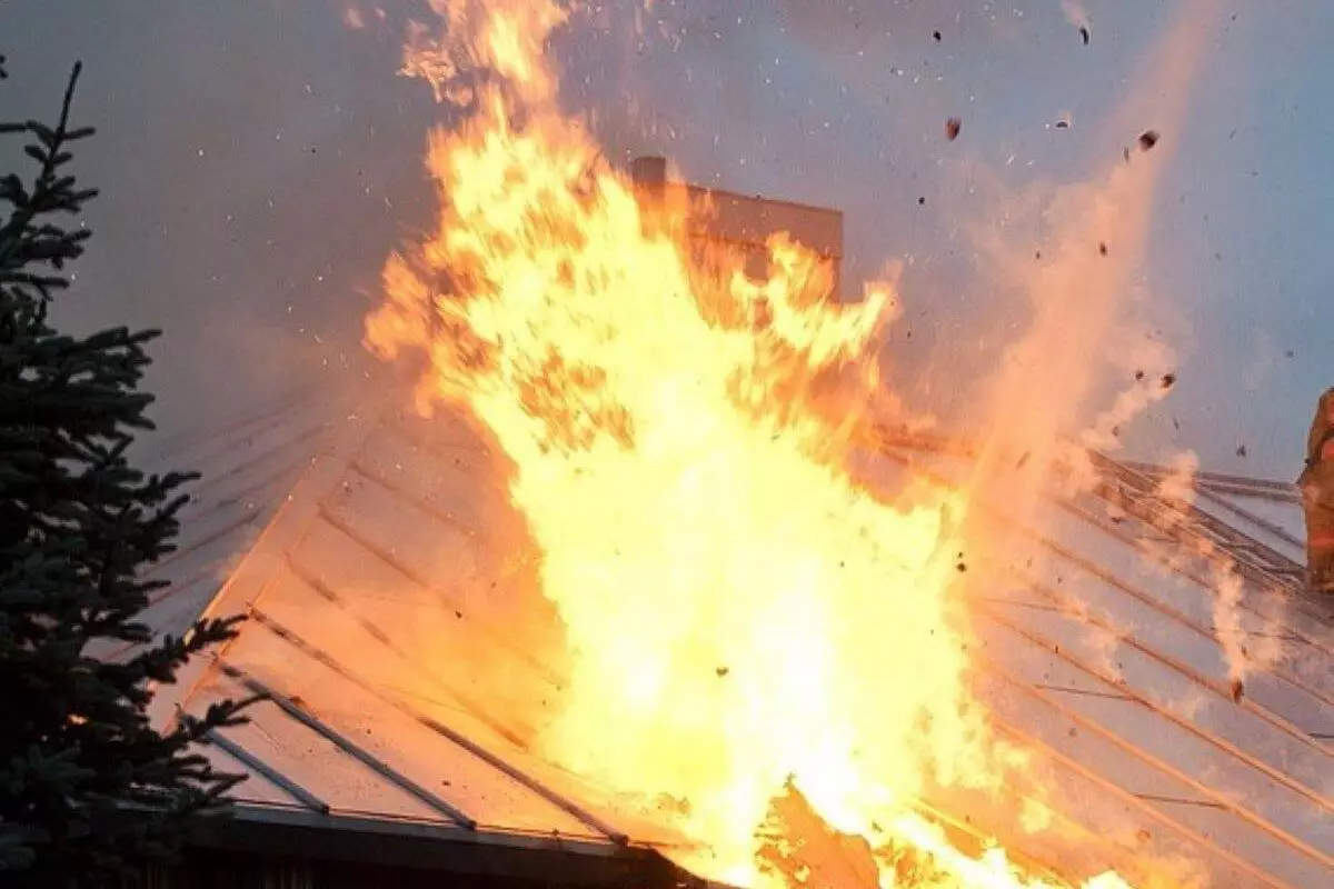 Сгорел дом родителей убитого школьника в Жамбылской области (ВИДЕО)
