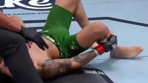 Главный бой на турнире UFC с участием казаха закончился жуткой травмой