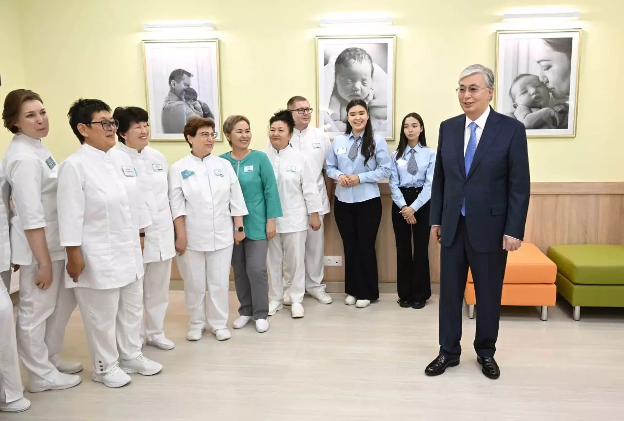 Токаев поздравил медиков Казахстана с профессиональным праздником