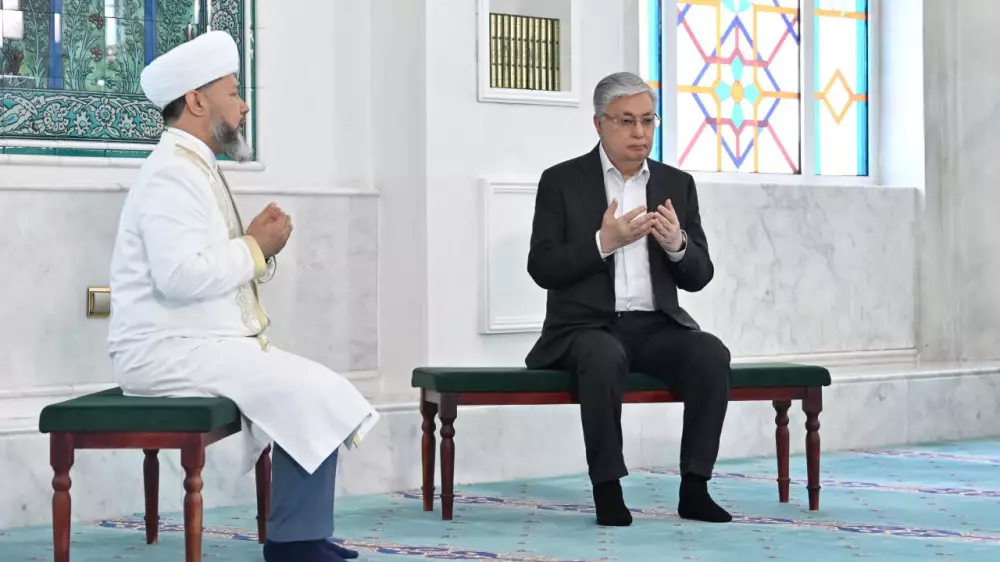 Президент Токаев посетил мечеть Хазрет Султан