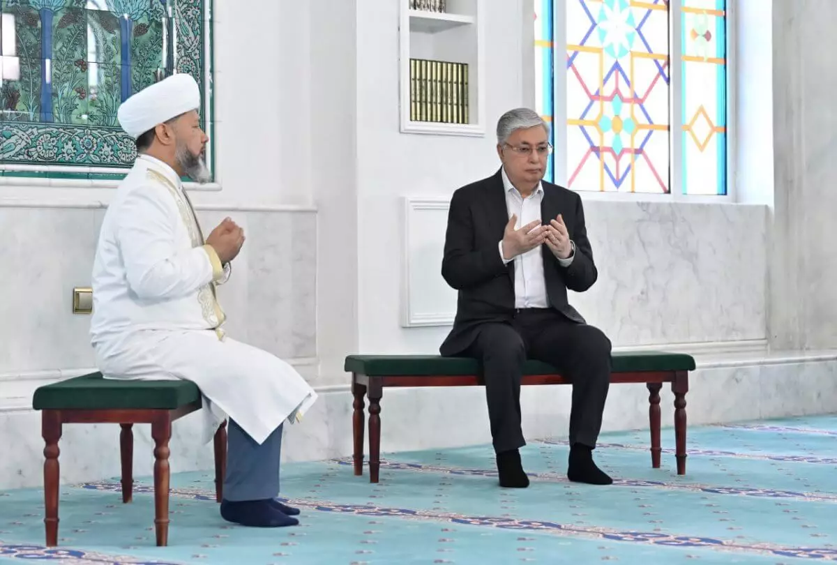 Токаев посетил мечеть Хазрет Султан