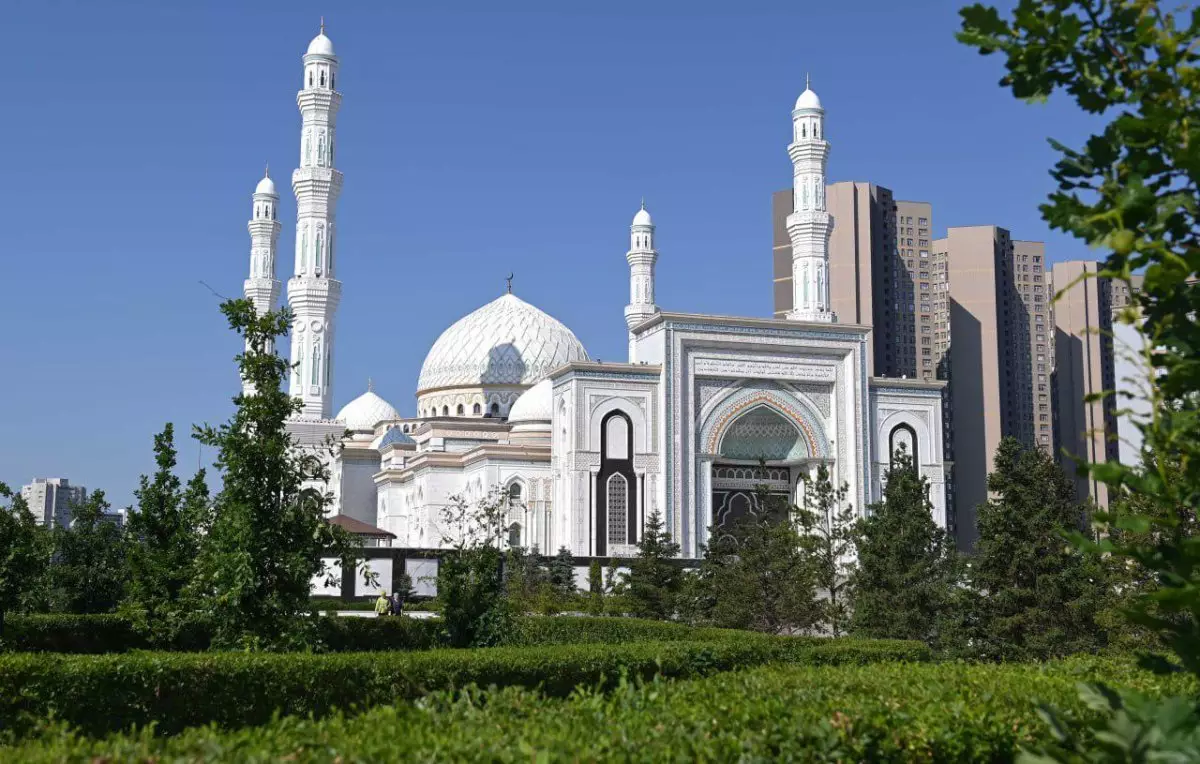 Токаев посетил мечеть Хазрет Султан в Астане