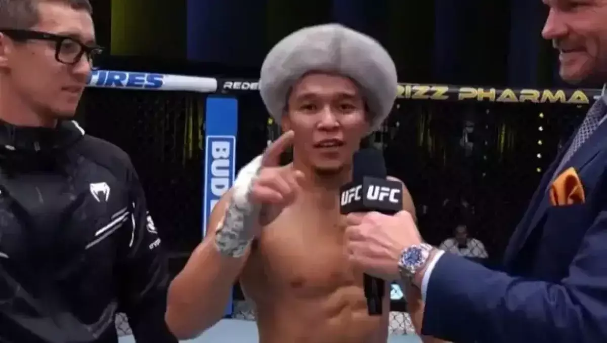 Казахстанец одержал историческую победу в UFC
