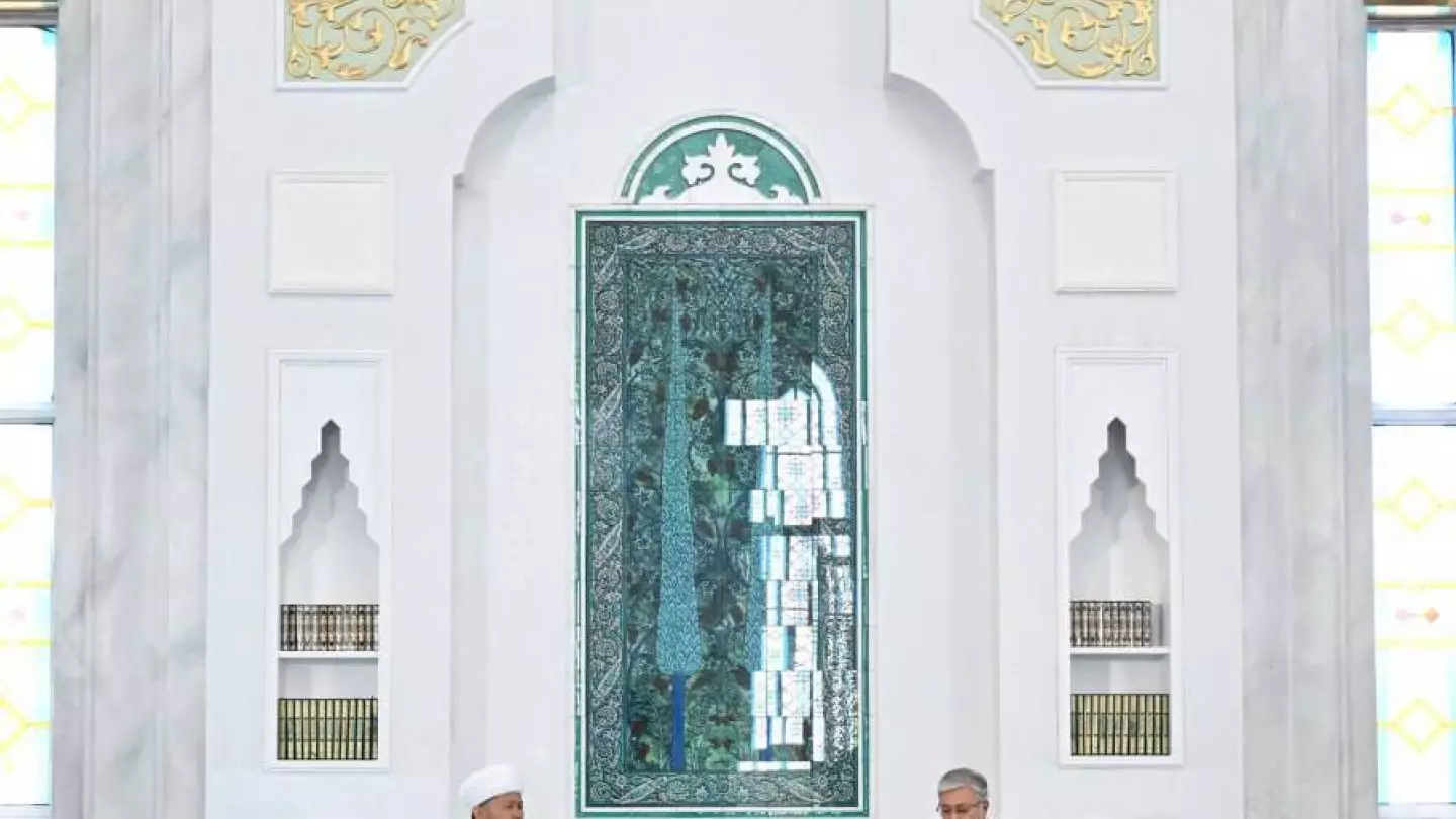Токаев посетил мечеть Хазрет Султан в честь Курбан айта