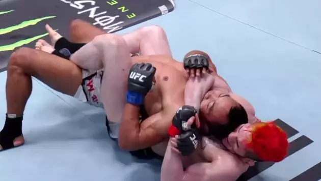 Видео досрочного поражения казаха из UFC