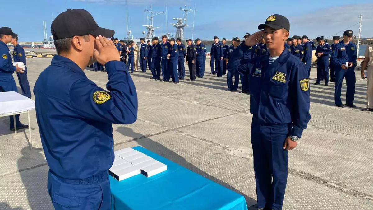 Военнослужащие ВМС спасли на Каспийском море двух человек, терпевших бедствие далеко от берега