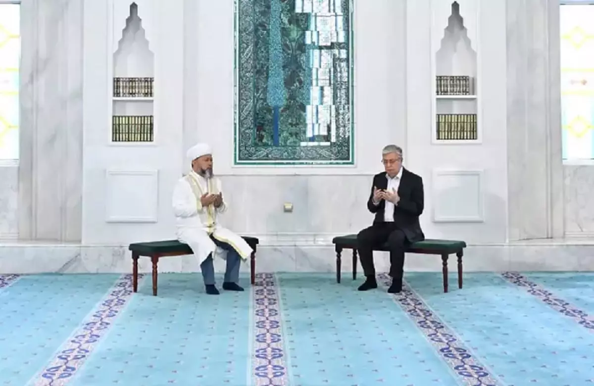 Токаев посетил мечеть Хазрет Султан в Астане 