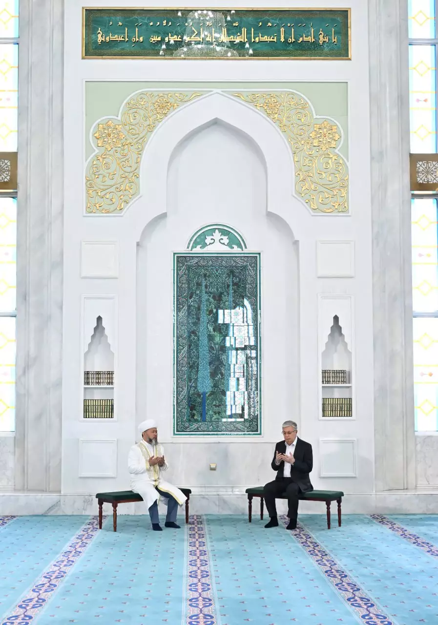Касым-Жомарт Токаев посетил мечеть Хазрет Султан