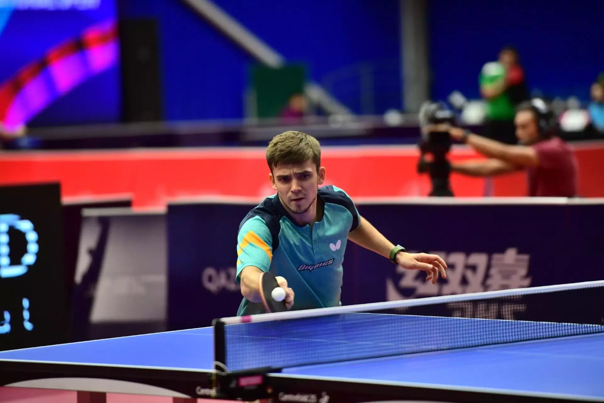 Казахстанец одержал две победы на крупном турнире по настольному теннису