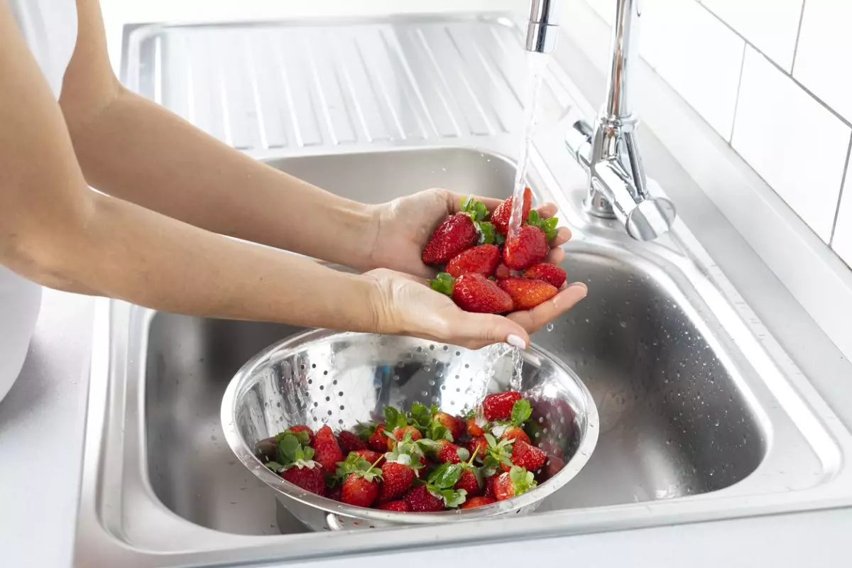 Как снизить риск отравления фруктами и ягодами