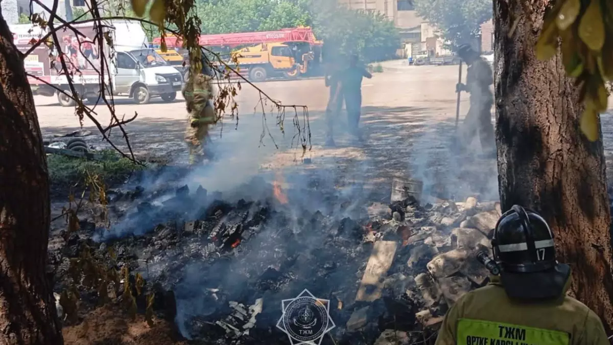 Загоревшийся собранный мусор потушили в Астане