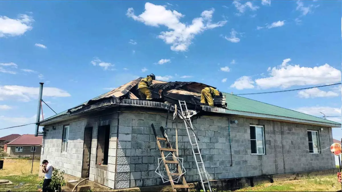 Сильный пожар в жилом доме ликвидировали огнеборцы в Актюбинской области