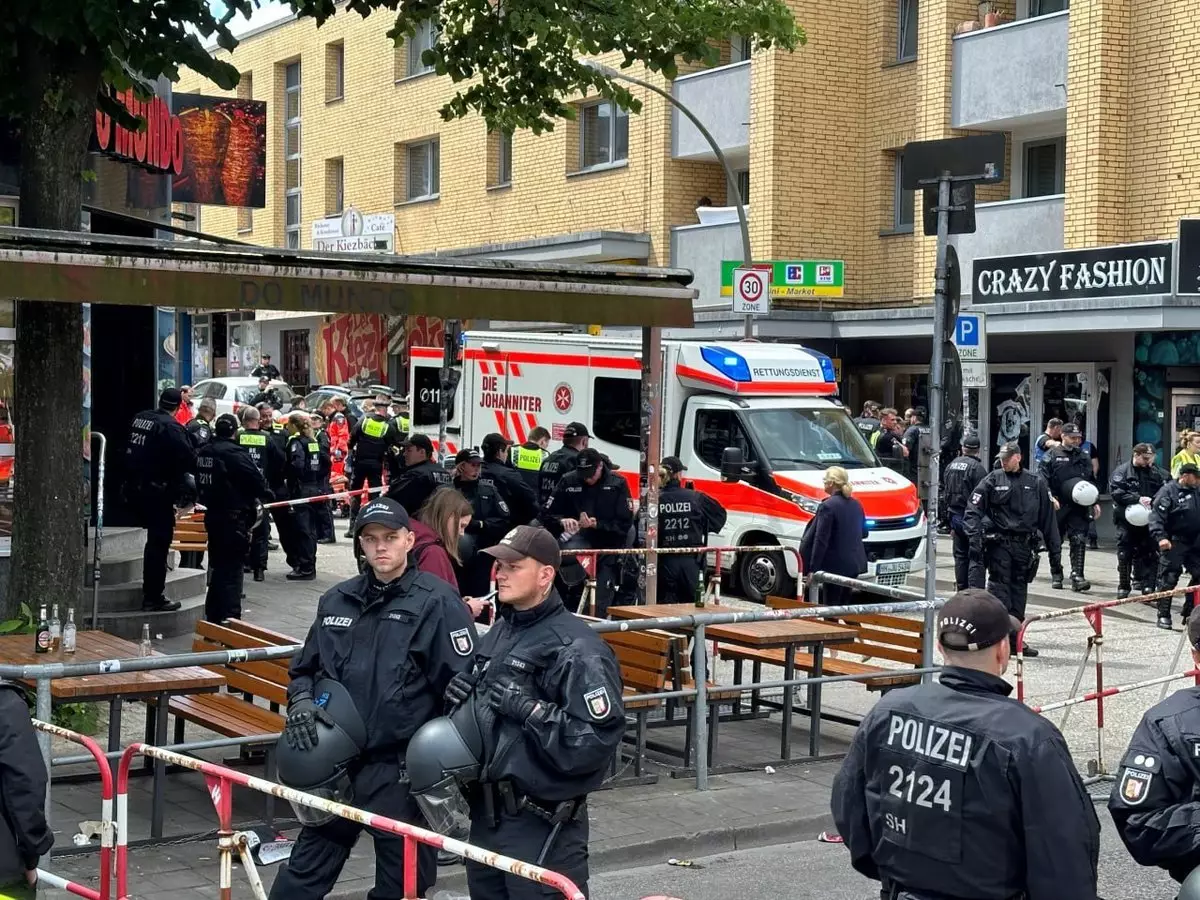 В Гамбурге полиция выстрелила в мужчину с топором на шествии болельщиков
