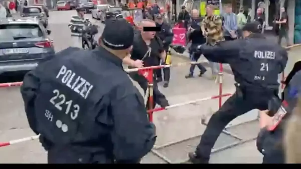 Трагедия на ЕВРО: мужчина с топором напал на фанатов Евро-2024, полиция открыла огонь, ВИДЕО