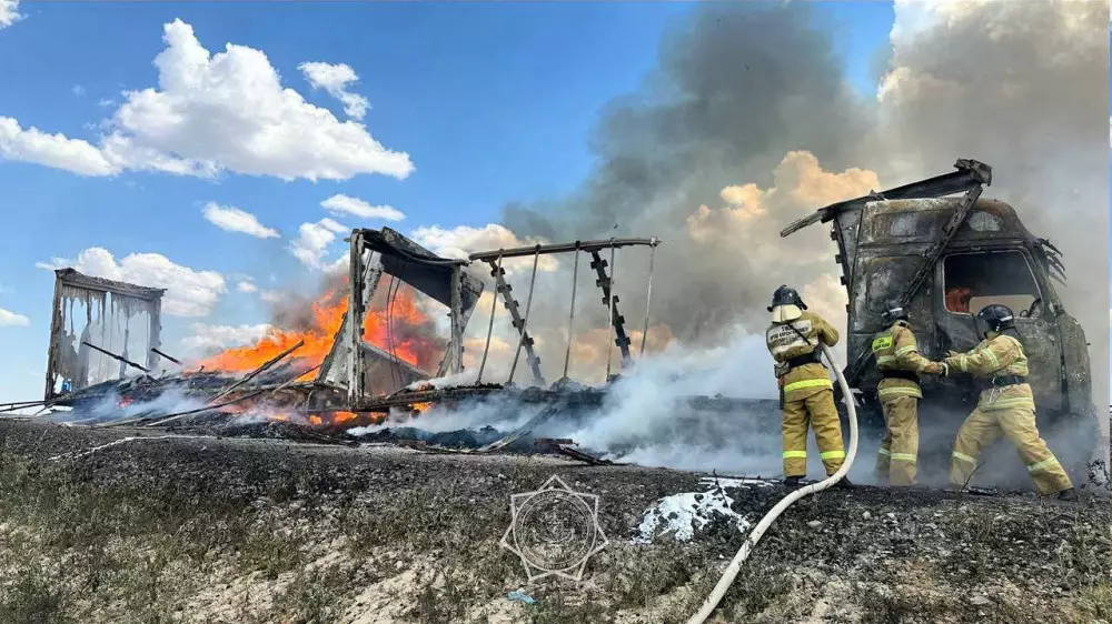 Пожар на трассе "Актобе-Атырау-Астрахань": горел грузовик с продовольствием