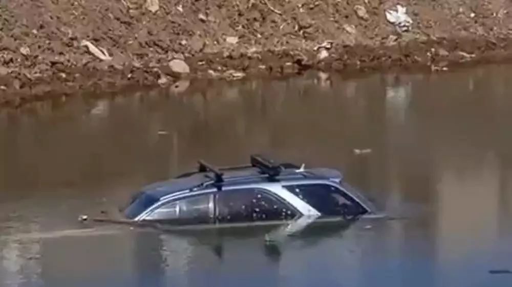 В Астане заметили автомобиль посреди котлована с водой