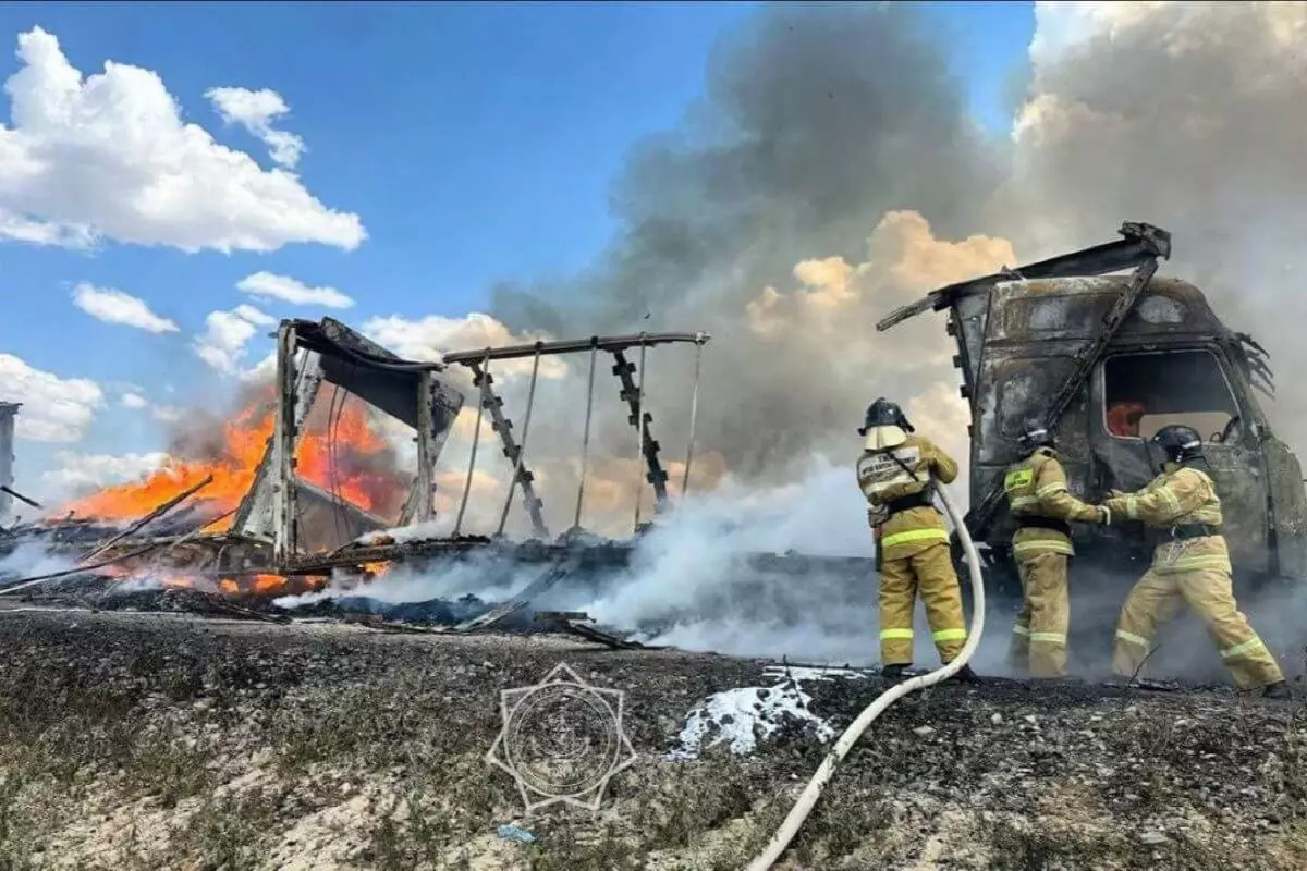 Груженная продуктами фура сгорела дотла на трассе в Актюбинской области