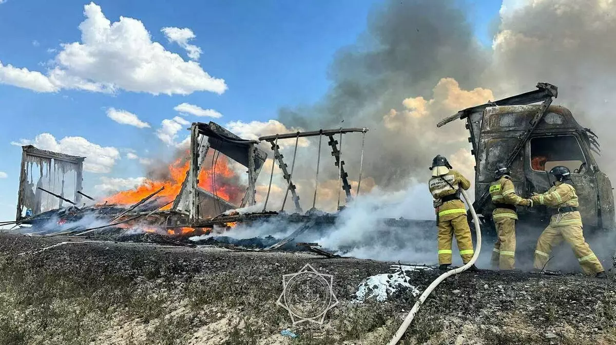 Фура с продовольствием сгорела на трассе в Актюбинской области